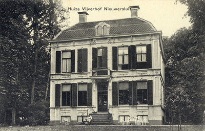 13886 Gezicht op de voorgevel van het landhuis Vijverhof met omringend park (Rijksstraatweg 6) te Nieuwersluis ...